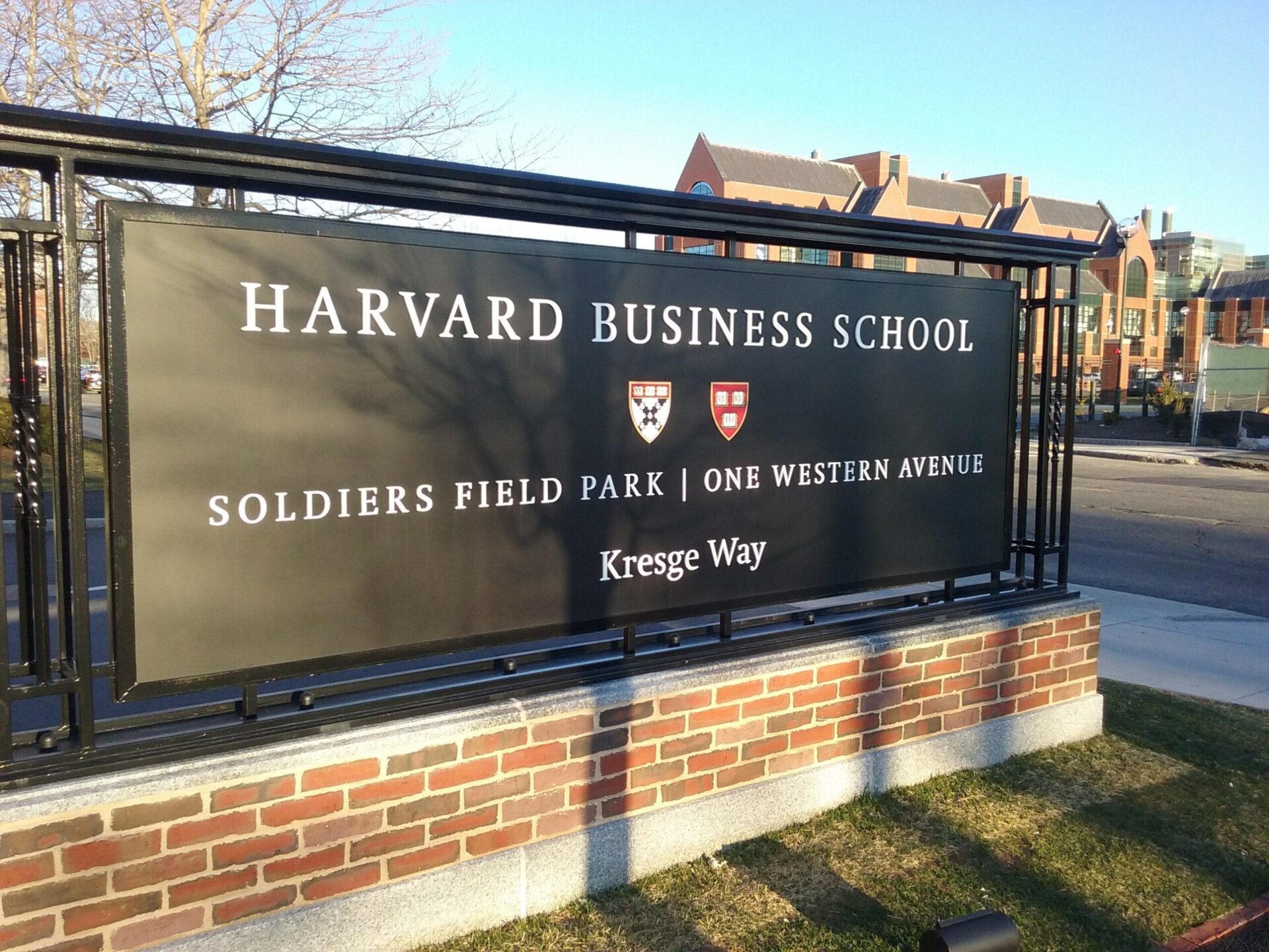 Гарвардская школа бизнеса. Гарвард бизнес скул. Таблички Гарвард. Студенты Гарвардской бизнес школы.